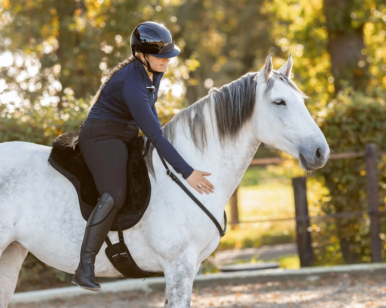 Pad do jazdy na oklep QHP Bareback w kolorze czarnym na koniu