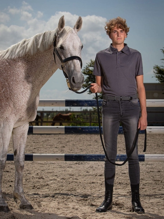 Bryczesy  jeansowe Harry's Horse w kolorze szarym zaprezentowane przez modela