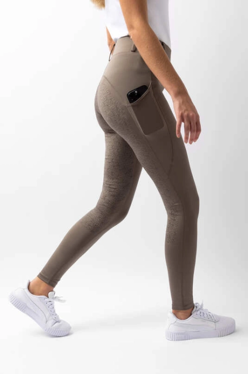 Breginsy jeździeckie Horze Dea w kolorze morel brown zaprezentowane przez modelkę, widoczne z boku