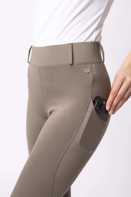 Breginsy jeździeckie Horze Dea w kolorze morel brown zaprezentowane przez modelkę, widoczna kieszeń na telefon