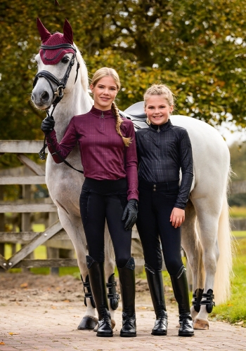 Bluzka treningowa dziecięca QHP Junior Zahra w kolorze wine red zaprezentowana przez modelkę