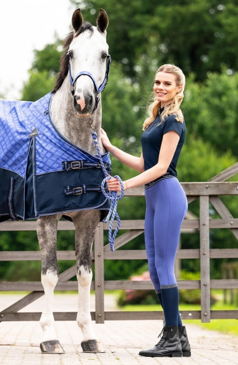 Breginsy QHP Eden w kolorze fioletowym zaprezentowane przez modelkę