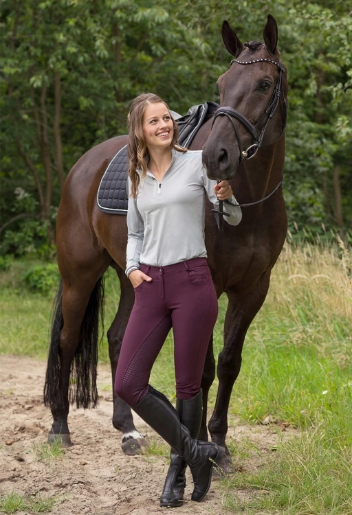 Bryczesy damskie QHP Charlene w kolorze bakłażan zaprezentowane przez modelkę