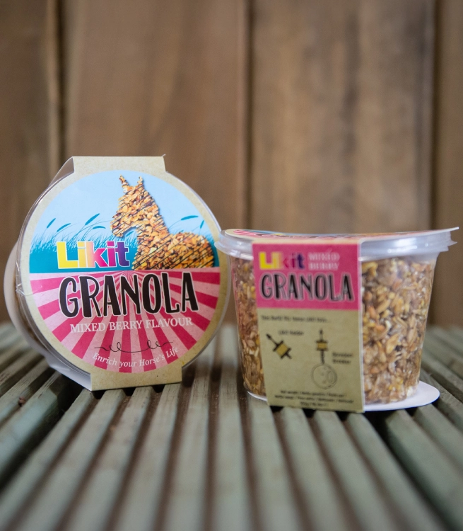 Lizawka dla konia LikIt Granola o smaku owoców leśnych 550g