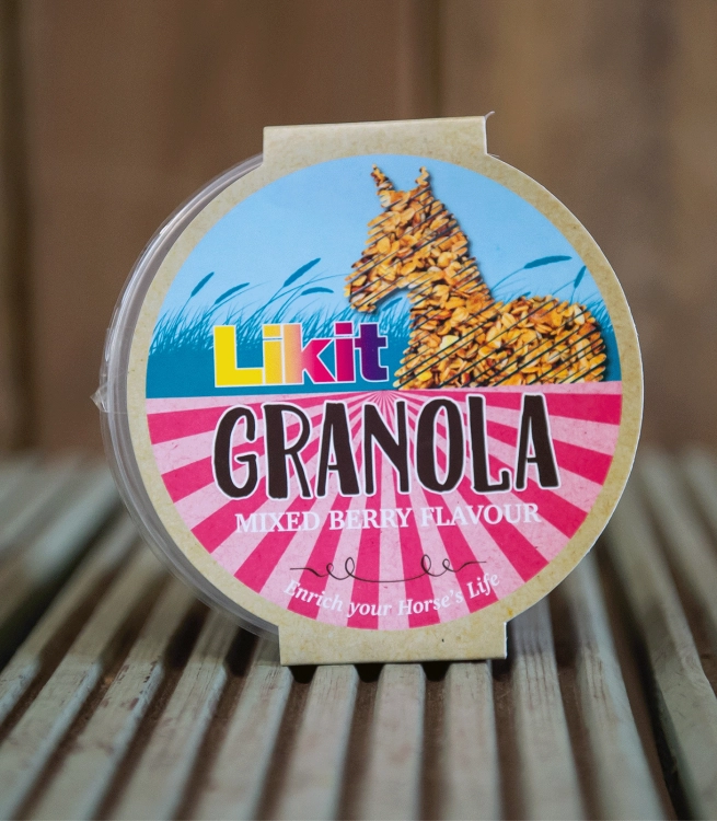 Lizawka dla konia LikIt Granola o smaku owoców leśnych 550g