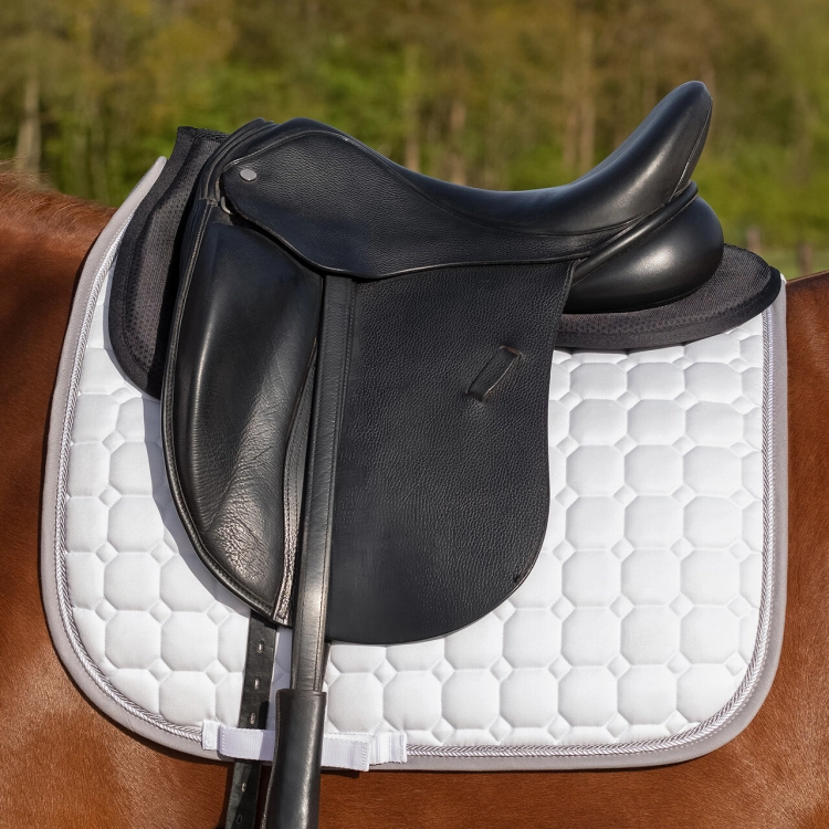 Podkładka pod siodło jeździeckie QHP Air Mesh w kolorze czarnym