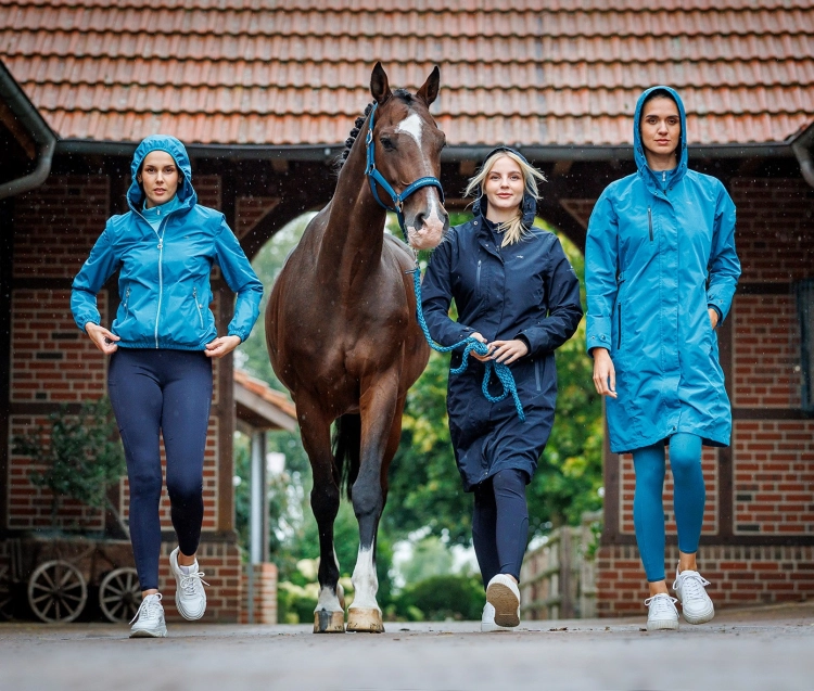 Płaszcz jeździecki przeciwdeszczowy Schockemöhle Kaija  i kurtka przeciwdeszczowa Lolita w kolorze colonial blue i navy