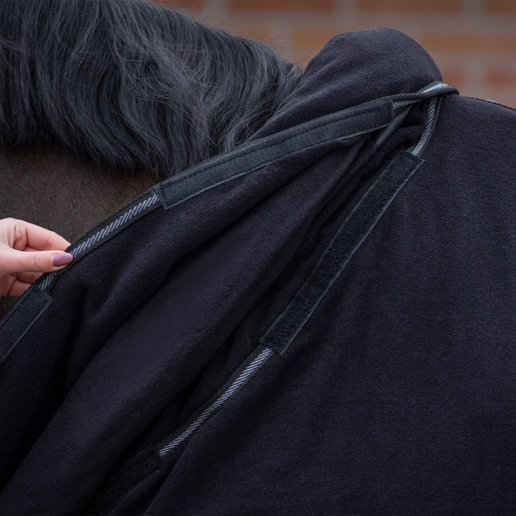 Derka polarowa ze zwijanym kapturem QHP Terry w kolorze czarnym