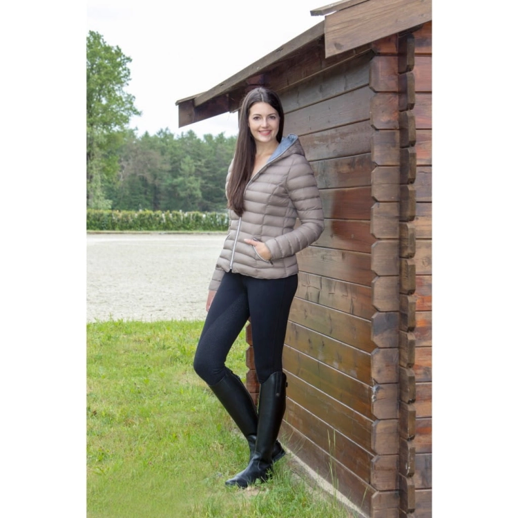 Bryczesy HKM Kate zaprezentowane przez modelkę