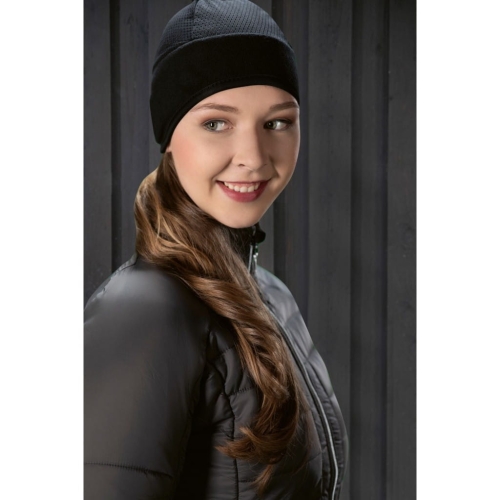 Czapka pod kask jeździecki HKM zaprezentowana przez modelkę