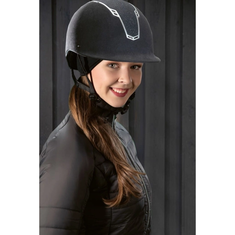 Uniwersalna czapka pod kask HKM zaprezentowana przez modelkę