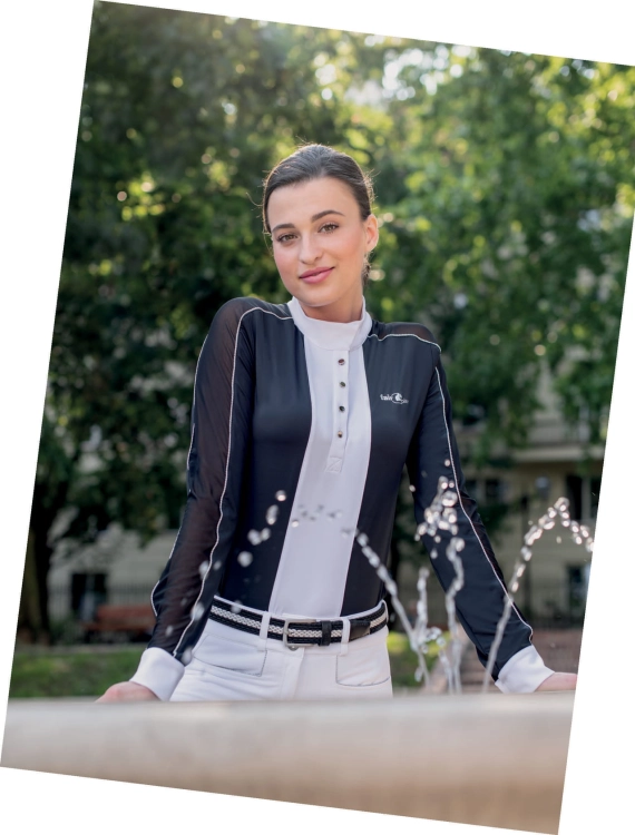 Granatowa koszulka konkursowa z długim rękawem Fair Play Claire zaprezentowana przez modelkę