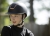Kask jeździecki w kolorze czarnym z elementami rosegold HKM Lady Shield zaprezentowany przez modelkę