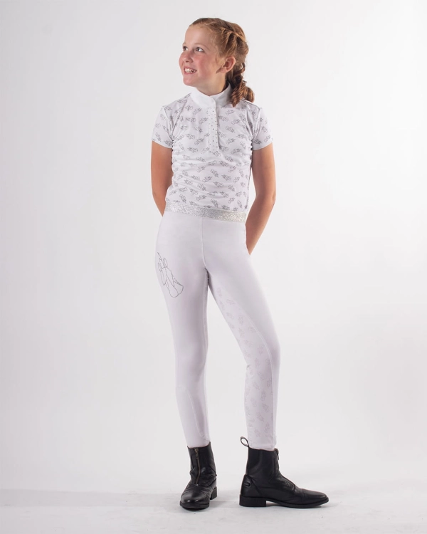 Koszulka  konkursowa dziecięca QHP Junior Jade w kolorze białym zaprezentowana przez modelkę