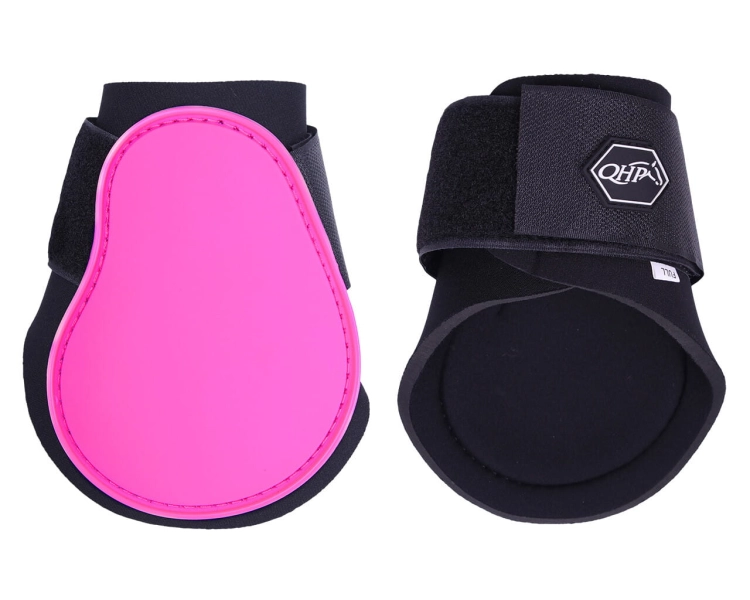 Ochraniacze dla konia na tylne nogi QHP Color w kolorze fuchsia widoczne z obu stron