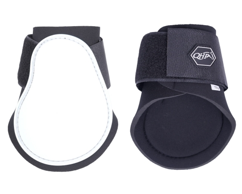 Ochraniacze dla konia na tylne nogi QHP Color w kolorze white widoczne z obu stron