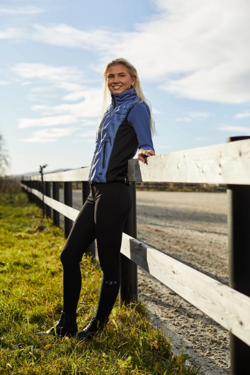 Kamizelka jeździecka pikowana Horze Shelly w kolorze arctic blue zaprezentowana przez modelkę