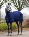 Derka polarowa z kapturem zapinanym na rzepy QHP Brilliance w kolorze granatowym na koniu