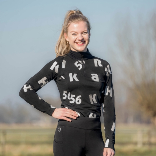 Bluzka jeździecka termoaktywna Horka Litery zaprezentowana przez modelkę