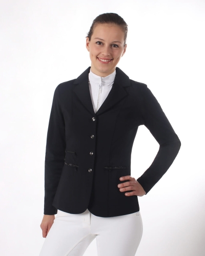 Frak jeździecki QHP JULIET w kolorze black zaprezentowany przez modelkę - widoczny z przodu