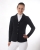 Frak jeździecki QHP JULIET w kolorze black zaprezentowany przez modelkę - widoczny z przodu