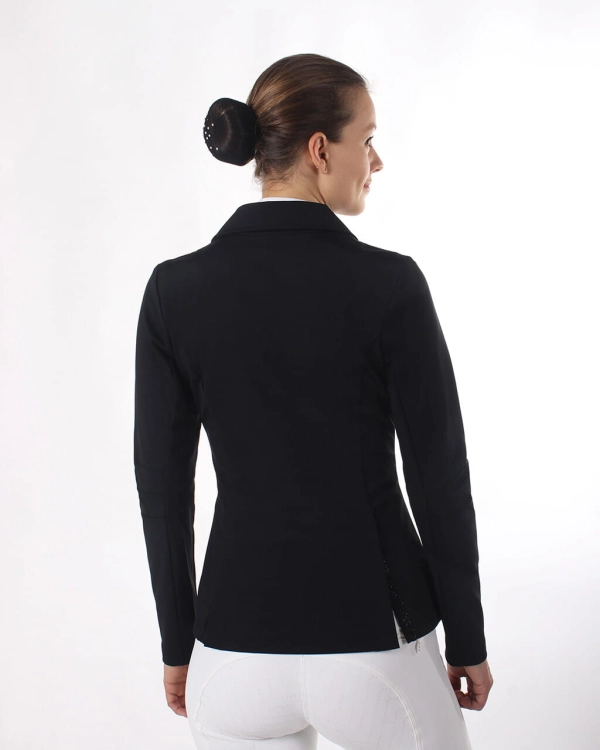 Frak jeździecki QHP JULIET w kolorze black zaprezentowany przez modelkę - widoczny z tyłu