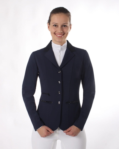 Frak jeździecki QHP JULIET w kolorze navy zaprezentowany przez modelkę - widoczny z przodu
