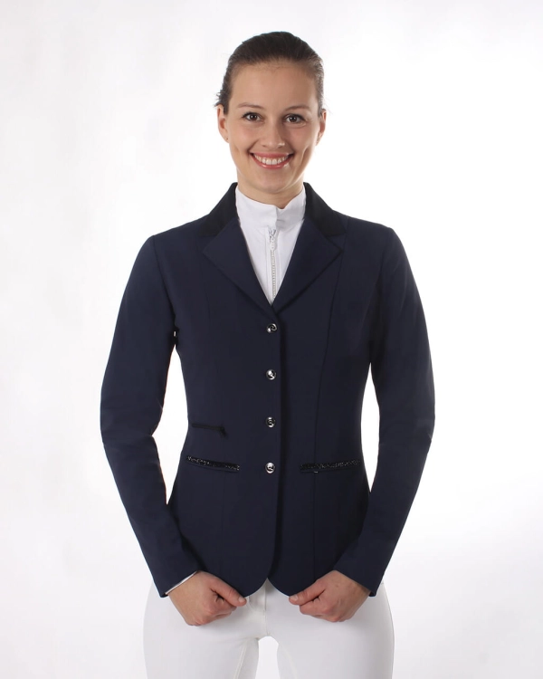Frak jeździecki QHP JULIET w kolorze navy zaprezentowany przez modelkę - widoczny z przodu