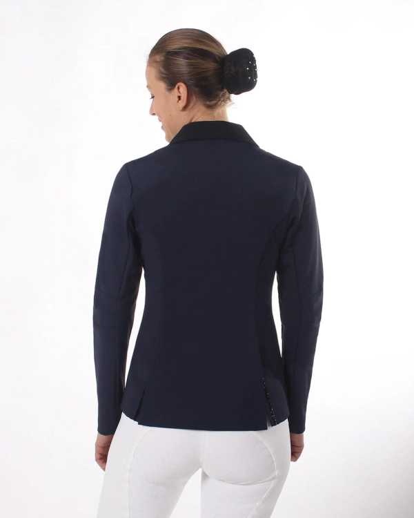 Frak jeździecki QHP JULIET w kolorze navy zaprezentowany przez modelkę - widok z tyłu