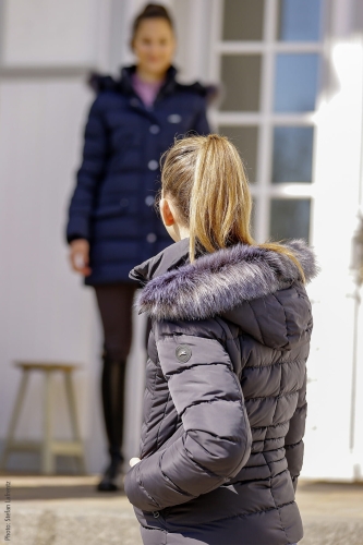Kurtka do jazdy konnej zimowa Schockemöhle Felia zaprezentowana przez modelkę