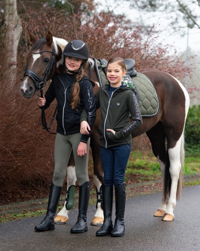 Bryczesy zimowe dziewczęce QHP Junior Scottie zaprezentowane przez modelkę