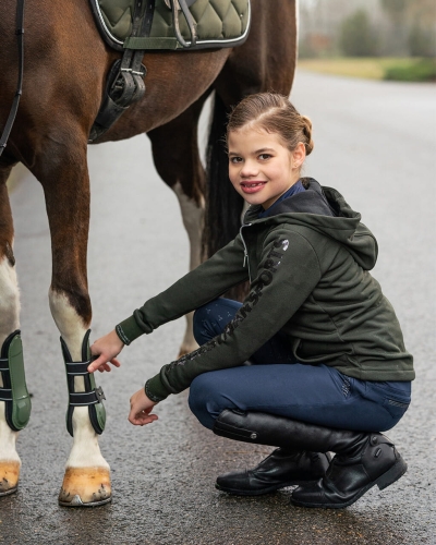 Bryczesy zimowe dziecięce QHP Junior Scottie zaprezentowane przez modelkę