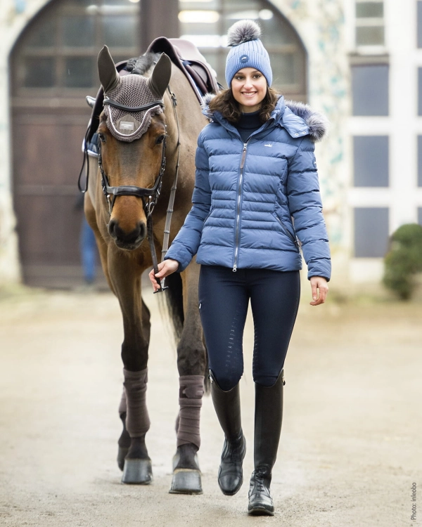 Breginsy zimowe Schockemohle Termo Tights w kolorze true navy zaprezentowane przez modelkę