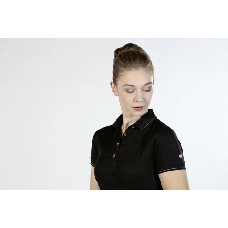 Koszulka polo jeździecka HKM Glamour Rosegold w kolorze czarnym zaprezentowana przez modelkę