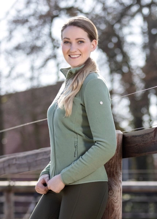 Bluza jeździecka damska rozpinana HKM Anna zaprezentowana przez modelkę