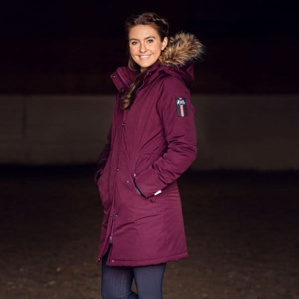 Kurtka jeździecka zimowa B Vertigo Gwyneth w kolorze burgundy zaprezentowana przez modelkę