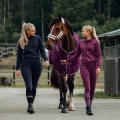 Bluza jeździecka Horze Elinor w dwóch wersjach kolorystycznych, zaprezentowana przez modelki