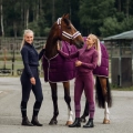 Bluza jeździecka Horze Elinor w kolorze granatowym i bordowym zaprezentowana przez modelki