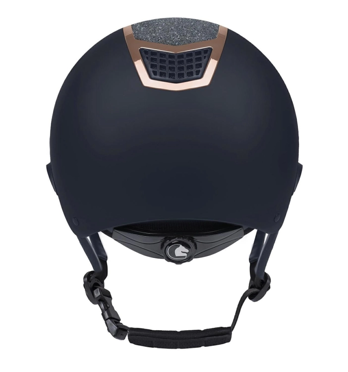 Kask jeździecki z szerokim daszkiem Fair Flay Quantium Eclipse W-V w kolorze navy/rosegold widoczny z tyłu