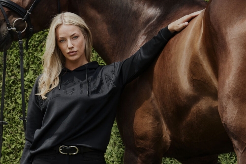 Bluza jeździecka damska Pikeur Phine w kolorze Black zaprezentowana przez modelkę