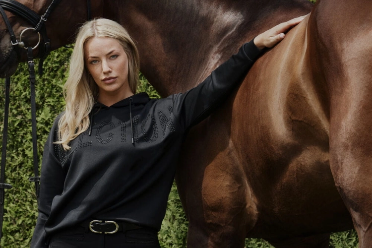 Bluza jeździecka damska Pikeur Phine w kolorze Black zaprezentowana przez modelkę