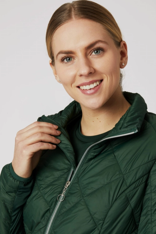 Kurtka jeździecka w kolorze zielonym Horze Elana zaprezentowana przez modelkę