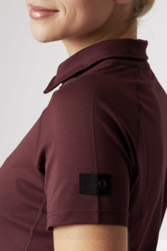 Koszulka polo jeździecka damska w kolorze bordowym Horze Tiana zaprezentowana przez modelkę