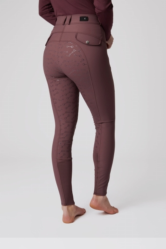 Bryczesy damskie Horze Andrea w kolorze burgundy red mahogany zaprezentowane przez modelkę, widoczne z tyłu