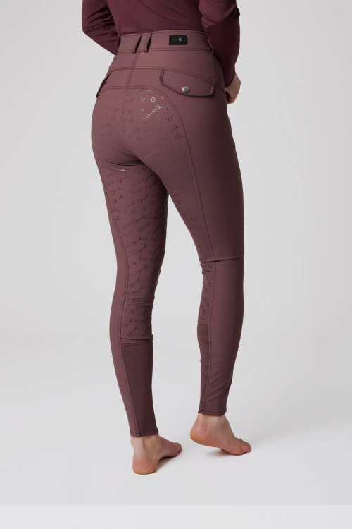 Bryczesy damskie Horze Andrea w kolorze burgundy red mahogany zaprezentowane przez modelkę, widoczne z tyłu
