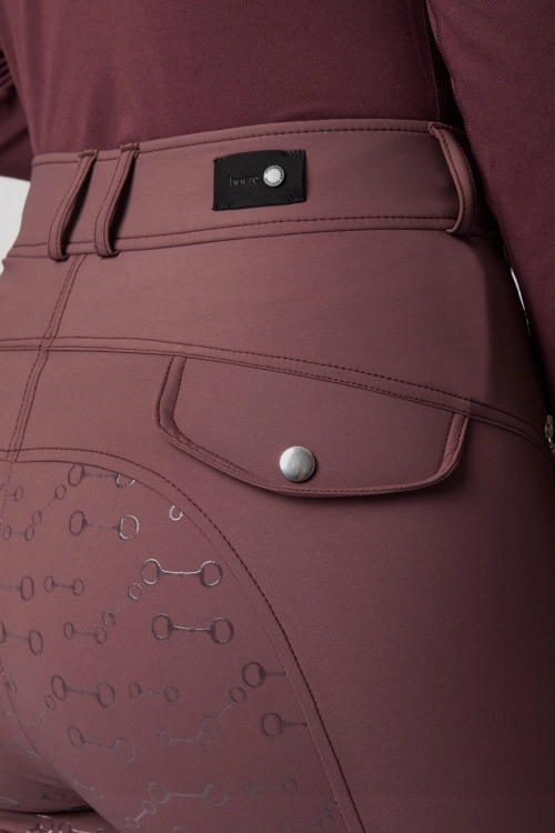 Bryczesy z pełnym lejem Horze Andrea w kolorze burgundy red mahogany zaprezentowane przez modelkę, widoczne z tyłu