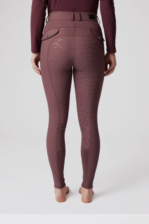 Bryczesy z lejem silikonowym Horze Andrea w kolorze burgundy red mahogany zaprezentowane przez modelkę, widoczne z tyłu
