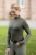 Bluzka jeździecka treningowa HKM Milano w kolorze oliwkowym zaprezentowana przez modelkę