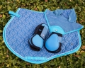 Czaprak i ochraniacze dla konia QHP Rio w kolorze ice blue