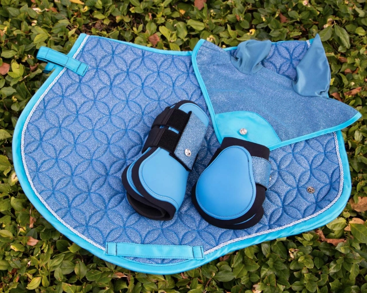 Czaprak i ochraniacze dla konia QHP Rio w kolorze ice blue